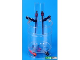 אלקטרוליזה של מים כולל צנרת לאיסוף גזים